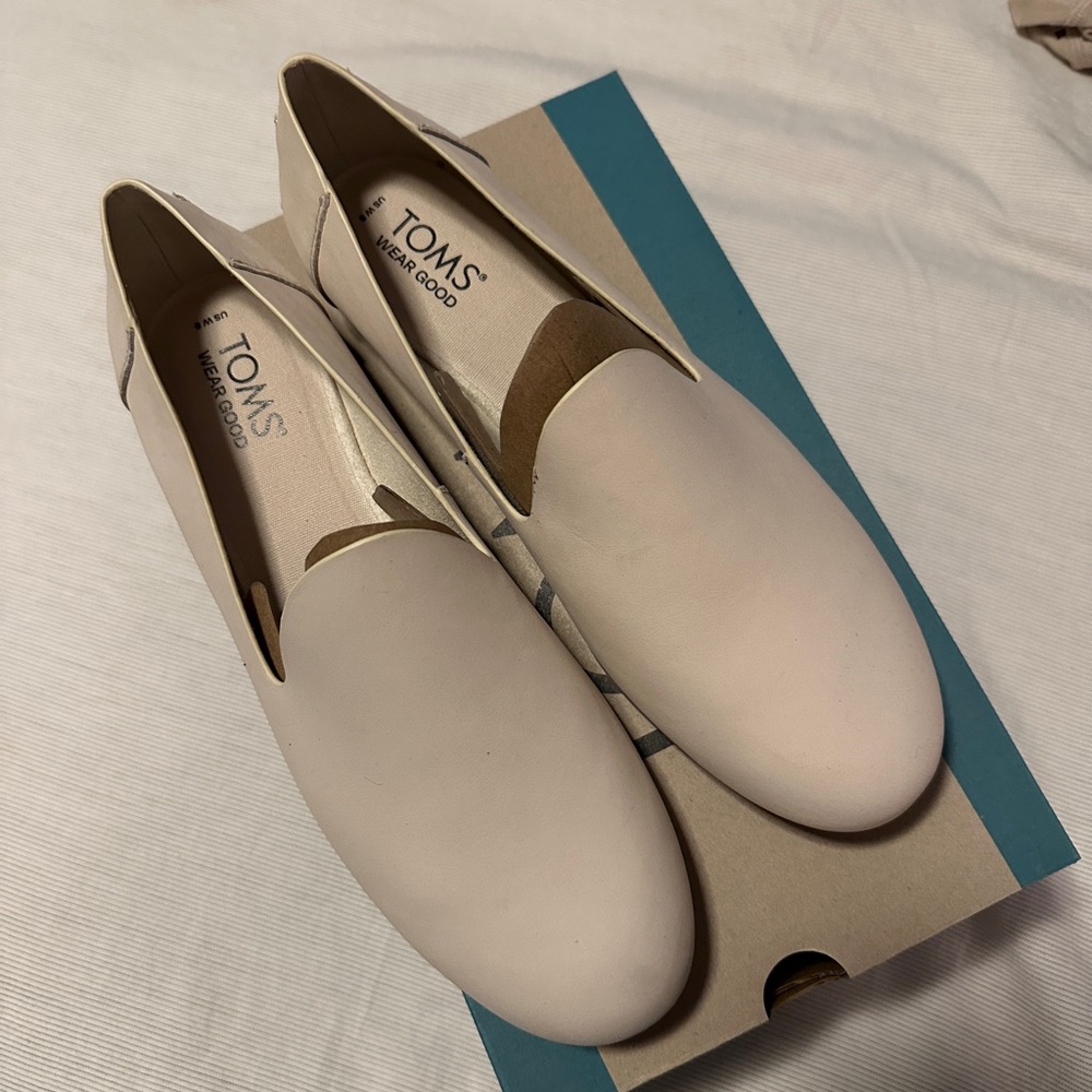 NWT white Tom’s slip ons size 8